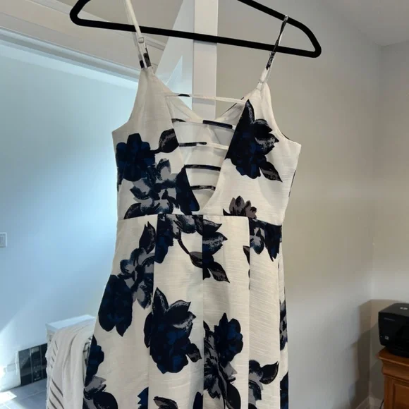 Dress - Picture 2 of 4